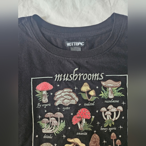 HOT TOPIC Wild Mushrooms Boxy Crop Black T-Shirt | SZ M - Picture 6 of 9